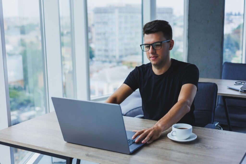 HP ProBook współpracuje dobrze zarówno z systemami Windows jak i Linux, który jest często preferowany przez specjalistów ds. bezpieczeństwa ze względu na większe możliwości konfiguracyjne oraz dostęp do szerokiej gamy narzędzi open-source